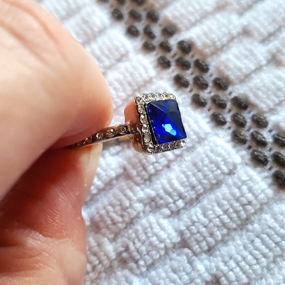 🎉💕HOST PICK!💕🎉 💎Costume jewlery square blue stone Ring - Size 7.5 - Picture 1 of 6